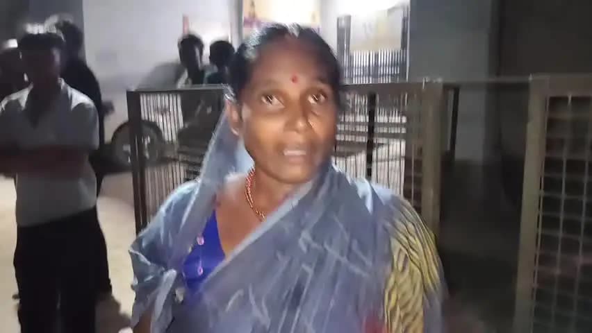 सिधवलिया: बैकुंठपुर में गैस फटने से चार घर जलकर राख, पुलिस जांच में जुटी