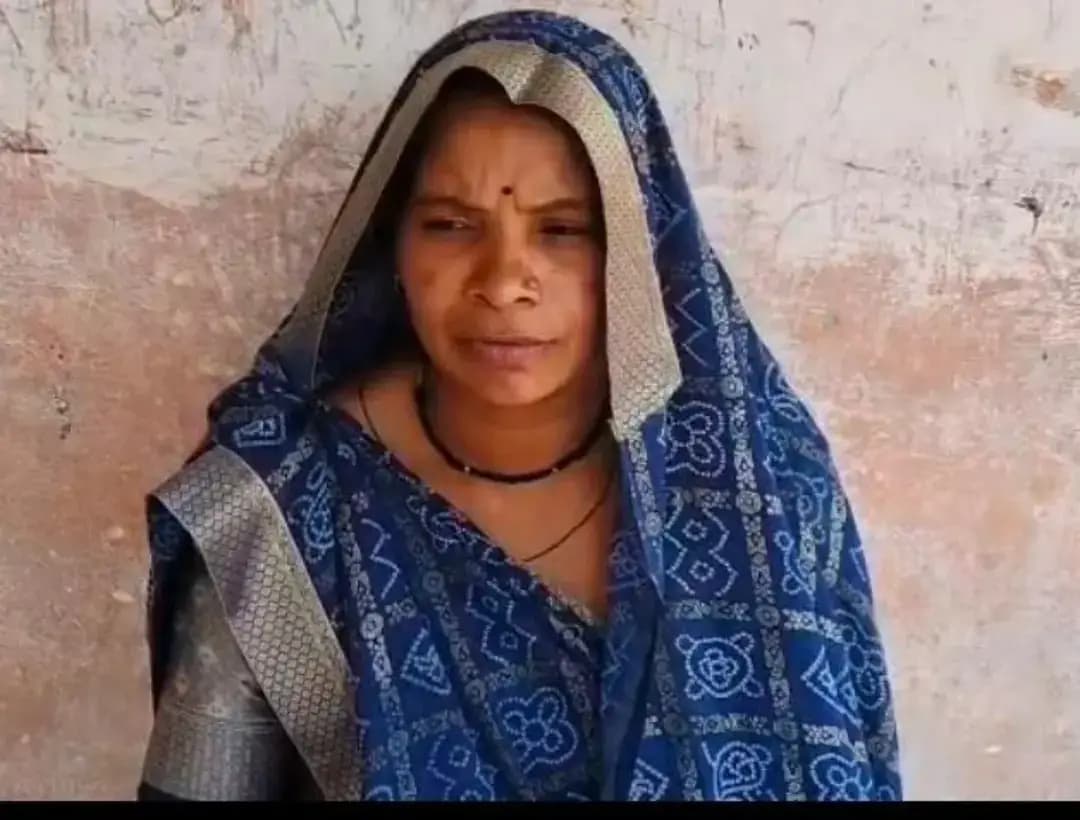 ⏩कहानी बदलाव की
⏩आयुष्मान भारत योजना बनी अनुराधा के लिए संजीवनी
⏩प्रधानमंत्री जी के प्रति जताया आभार, कहा गरीबों के लिए वरदान है यह योजना
⏩ केंद्र सरकार की जनकल्याणकारी एवं संवेदनशील पहल आयुष्मान भारत प्रधानमंत्री जन आरोग्य योजना आर्थिक रूप से कमजोर परिवारों के लिए स्वास्थ्य सुरक्षा कवच सिद्ध हो रही है। यह योजना न केवल गंभीर बीमारियों से जूझ रहे लोगों को गुणवत्तापूर्ण उपचार उपलब्ध करा रही है बल्कि उन्हें आर्थिक संकट से भी उबार रही है। विकासखंड मानपुर के ग्राम समरकोइनी निवासी श्रीमती अनुराधा सिंह की कहानी इस योजना की सफलता और जनहितकारी शासन की प्रतिबद्धता का प्रेरक उदाहरण है।श्रीमती अनुराधा सिंह को कुछ समय पूर्व एक गंभीर बीमारी का पता चला। बीमारी की जानकारी मिलते ही परिवार चिंता और असमंजस में घिर गया। चिकित्सकों द्वारा उपचार पर लगभग 4 लाख रुपये व्यय होने का अनुमान बताया गया जो परिवार की आर्थिक स्थिति के लिए अत्यंत कठिन था। सीमित संसाधनों के कारण समय पर इलाज कराना संभव नहीं हो पा रहा था और पूरा परिवार मानसिक तनाव से गुजर रहा था।
⏩इसी बीच उन्हें आयुष्मान भारत प्रधानमंत्री जन आरोग्य योजना की जानकारी प्राप्त हुई। पात्रता के आधार पर उनका आयुष्मान कार्ड बनाया गया और योजना से संबद्ध अस्पताल में उनका उपचार प्रारंभ हुआ। आयुष्मान कार्ड के माध्यम से उन्हें निःशुल्क उपचार की सुविधा मिली तथा उपचार का पूरा खर्च योजना के अंतर्गत वहन किया गया। इससे परिवार पर पड़ने वाला भारी आर्थिक बोझ समाप्त हो गया और समय रहते आवश्यक चिकित्सा उपलब्ध हो सकी। अनुराधा सिंह बताती हैं कि आयुष्मान कार्ड उनके लिए किसी संजीवनी से कम नहीं रहा। उन्होंने कहा कि यदि यह योजना नहीं होती तो इतने महंगे उपचार की व्यवस्था कर पाना उनके परिवार के लिए संभव नहीं था। बीमारी के कठिन दौर में सरकार की इस पहल ने उन्हें आशा विश्वास और जीवन जीने का नया अवसर प्रदान किया। आज वे स्वास्थ्य लाभ प्राप्त कर रही हैं और सामान्य जीवन की ओर लौट रही हैं।
⏩उन्होंने प्रधानमंत्री श्री नरेंद्र मोदी के प्रति आभार व्यक्त करते हुए कहा कि आयुष्मान भारत योजना गरीब वंचित और जरूरतमंद परिवारों के लिए एक वरदान है। यह योजना सुनिश्चित करती है कि किसी भी व्यक्ति का उपचार केवल आर्थिक अभाव के कारण न रुके। उनके अनुसार यह पहल संवेदनशील जवाबदेह और जनकेंद्रित शासन का उत्कृष्ट उदाहरण है जिसने लाखों परिवारों को स्वास्थ्य सुरक्षा का भरोसा दिया है।
<nis:link nis:type=tag nis:id=सेवा_संकल्प_अभियान nis:value=सेवा_संकल्प_अभियान nis:enabled=true nis:link/> <nis:link nis:type=tag nis:id=sevasankalpabhiyan nis:value=SevaSankalpAbhiyan nis:enabled=true nis:link/> <nis:link nis:type=tag nis:id=ashirwadkadiya nis:value=AshirwadKaDiya nis:enabled=true nis:link/>