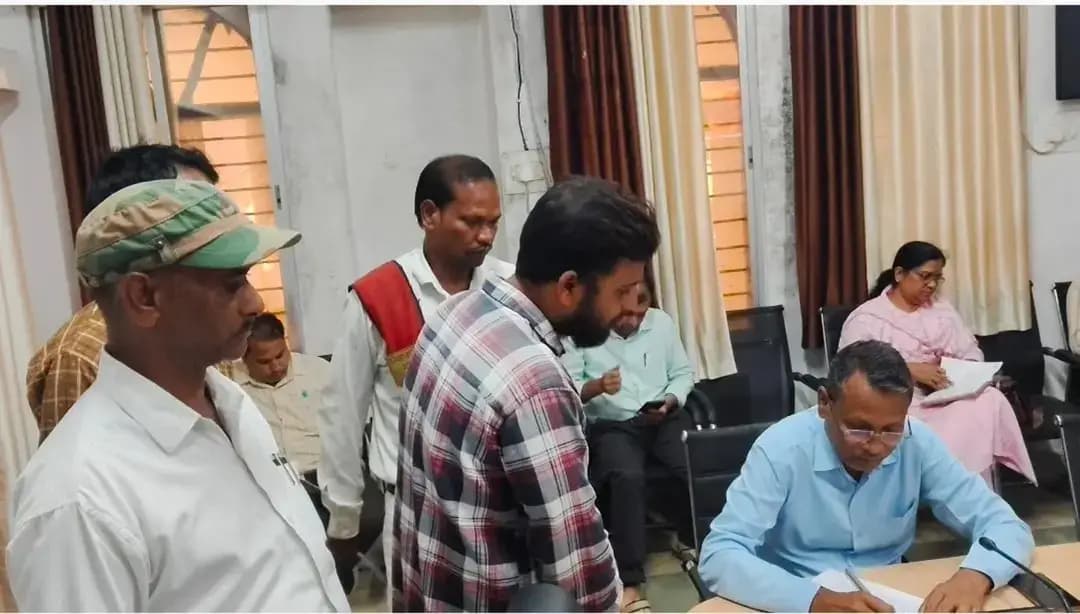 जनसुनवाई में सुनी गई 62 आवेदकों की समस्याएं
साप्ताहिक जनसुनवाई कार्यक्रम में डिप्टी कलेक्टर कमलेश नीरज ने 62 आवेदकों की समस्याओं को सुना तथा आवेदनों के निराकरण के लिए संबंधित विभाग की ओर प्रेषित कर विभागीय अधिकारियों को समुचित कार्यवाही के निर्देश दिए।
कलेक्ट्रेट सभागार में संगीता महोबिया बांधवगढ ने पीएम आवास योजना का लाभ दिलाने, मिठाई लाल पाल पिटौर ने जमीन से अवैध कब्जा दिलाने, रेखा चौधरी खलेसर ने झुग्गी झोपडी का पटटा दिलाने, सुनीता वंशकार पाली ने पुत्र के इलाज हेतु आर्थिक सहायता दिलाने, पंचम महार बुढ़िया ने मजदूरी का भुगतान कराने, सुभद्रा बाई निवासी जोगिया ने संबल योजना के तहत अनुग्रह सहायता का लाभ दिलाने, तुलसा बाई रैदास ग्राम जोगिया ने पति पुरूर्षाेत्तम की मौत सर्पदंश से होने पर आर्थिक सहायता प्रदान कराने, संतोष कुमार महोबिया सेवानिवृत्त उप वन क्षेत्रपाल परिक्षेत्र सहायक करकेली ने सेवानिवृत्त उपरांत स्वत्वो का भुगतान कराने संबंधी आवदेन दिया। संबंधित आवेदनों को विभागीय अधिकारियों को प्रेषित कर समुचित कार्यवाही करने के निर्देश दिए गए। जनसुनवाई में डिप्टी कलेक्टर प्रिया अग्रवाल, तहसीलदार दिलीप सोनी, नायब तहसीलदार लक्ष्मी वर्मा ने भी आवेदको की समस्याएं सुनी । इस दौरान विभिन्न विभागो के अधिकारी उपस्थित रहे।
@cmmadhyapradesh
@jansamparkmp
<nis:link nis:type=tag nis:id=jansunwai nis:value=JanSunwai nis:enabled=true nis:link/>
<nis:link nis:type=tag nis:id=umaria nis:value=umaria nis:enabled=true nis:link/>
<nis:link nis:type=tag nis:id=उमरिया nis:value=उमरिया nis:enabled=true nis:link/>