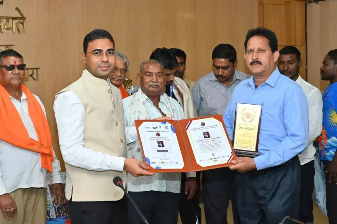 कलेक्टर श्री कुलदीप शर्मा ने बलौदाबाजार भाटापारा जिले के मैराथन धावक सुरेश साहू एवं मानद डाक्टरेट उपाधि प्राप्त डॉ. ईश्वर लाल साहू को किया सम्मानित।
#balodabazar
#chhattisgarh
#goodgovernance
#sushasansarkar