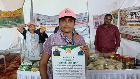 प्राकृतिक खेती अपनाकर श्रीमती पवित्रा नागर बनीं आत्मनिर्भर, हर महीने कमा रहीं 20 हजार रुपए
----------
‘बलराम कृषि महोत्सव’ में उत्कृष्ट कार्य के लिए हुईं सम्मानित
-------------
वे अपनी सफलता के लिए मुख्यमंत्री डॉ. मोहन यादव का हृदय से आभार व्यक्त कर रही हैं।
#सेवा_संकल्प_अभियान
#मुख्यमंत्री_जन_विश्वास_अभियान
#सेवा_की_कहानी
#SevaSankalpAbhiyan
#JanVishwasAbhiyan2026
#देवास
#dewas
@jansamparkmp
@minmpkrishi
@horticulture_mp
@cmmadhyapradesh
@drmohanyadav51
@narendramodi