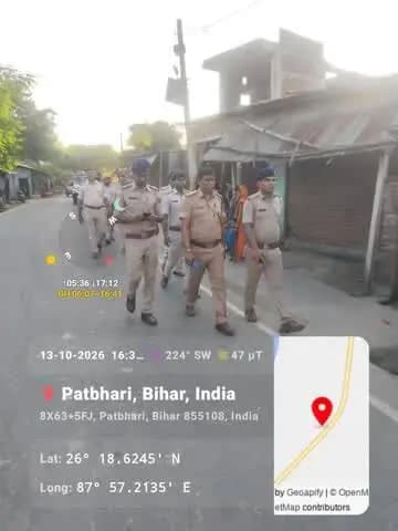 पौआखाली। दुर्गा पूजा को लेकर संवेदनशील इलाकों में पुलिस का फ्लैग मार्च