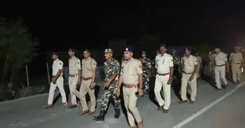 जियापोखर। दुर्गा पूजा को लेकर संवेदनशील इलाकों में पुलिस का फ्लैग मार्च