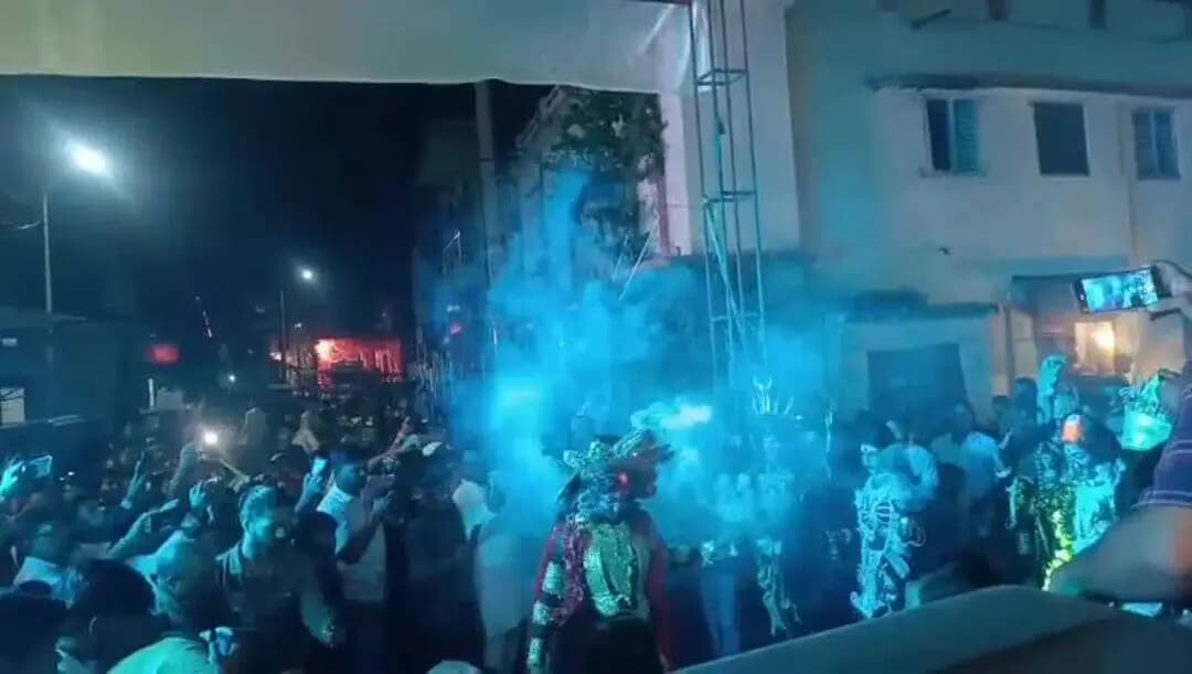 पेण्ड्रा: माँ मन्नत वाली महाकाली की दिव्य प्रतिमा का पेंड्रा आगमन, बाजे-गाजे के साथ निकली शोभायात्रा