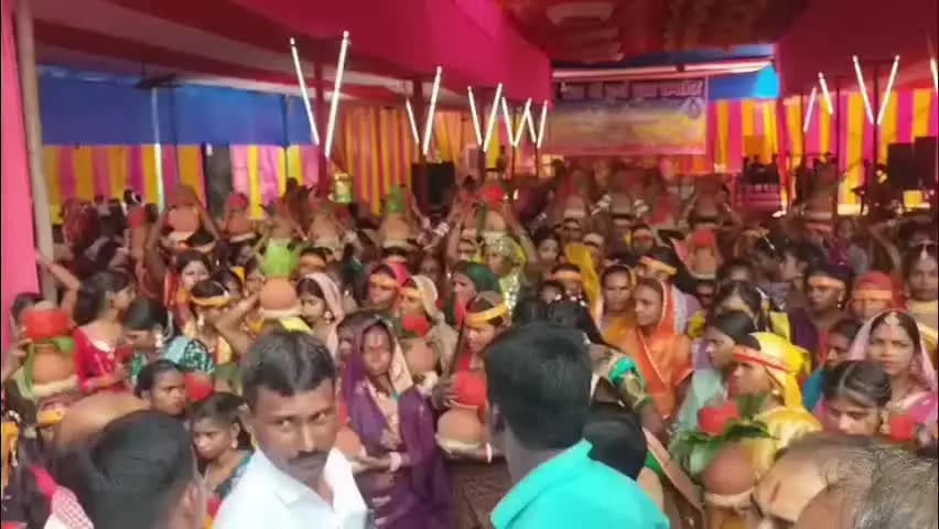 सनहौला: लौगांय दुर्गा स्थान से निकली भव्य कलश शोभायात्रा, नौ दिवसीय शिव महापुराण कथा का हुआ शुभारंभ