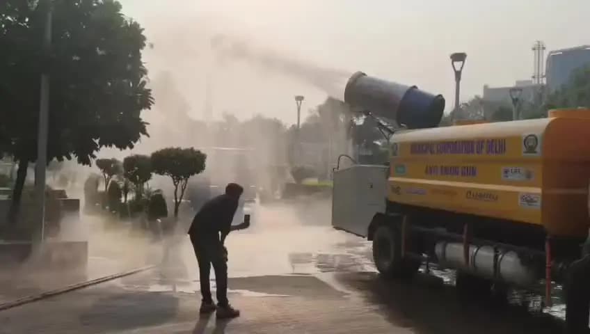 यमुना विहार: दिल्ली में प्रदूषण नियंत्रण के लिए MCD की नई पहल: एंटी-स्मॉग गन से लैस 12 वाहन सड़कों पर उतारे
