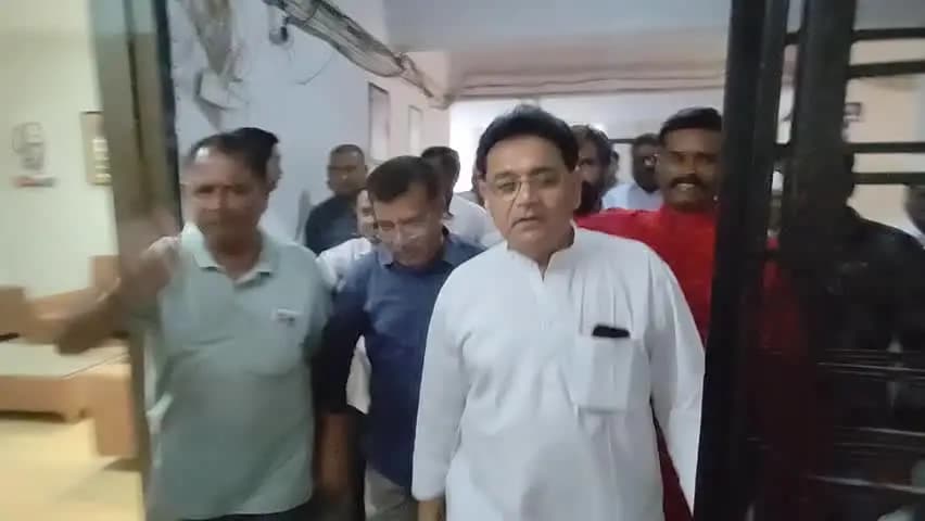 बुरहानपुर: बिजली कटौती, भारी बिल और सूखे की मार के खिलाफ कांग्रेस और किसानों ने खोला मोर्चा, प्रशासन से आर-पार की मांग