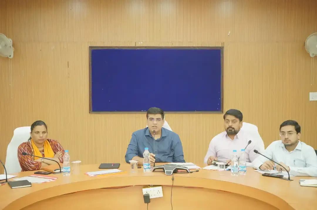 कलेक्टर श्री कुणाल दुदावत ने आज समय-सीमा की बैठक लेकर विभिन्न विभागों की योजनाओं और लंबित प्रकरणों की समीक्षा की।
कलेक्टर श्री दुदावत ने डिजिटल क्रॉप सर्वे की समीक्षा करते हुए निर्देशित किया कि जिन खसरों में धान की फसल लगी है, उनका सर्वेयर के माध्यम से सर्वे कराकर पोर्टल में सही प्रविष्टि सुनिश्चित की जाए।
#KorbaDistrict
#Chhattisgarh