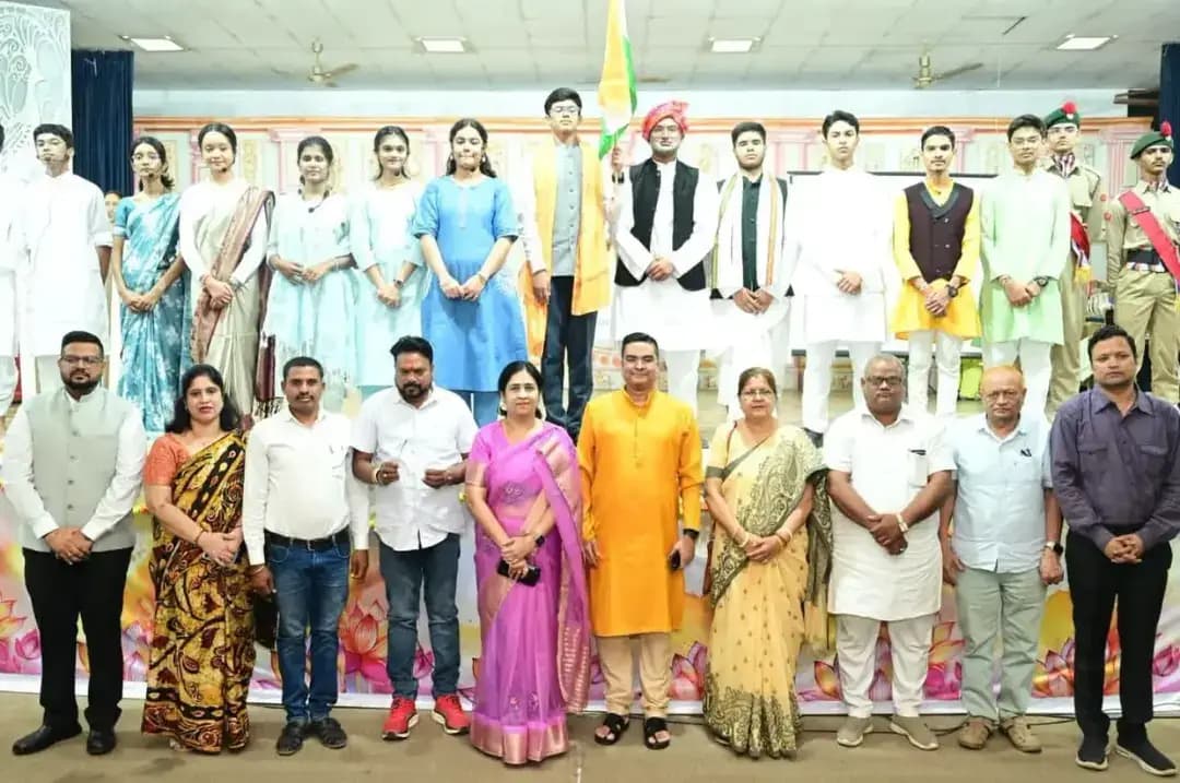 नमो सेवा–अनकही कहानियाँ: बच्चों की कल्पना में विकसित भारत की तस्वीर 🇮🇳
सेवा संकल्प अभियान के अंतर्गत कृष्णा पब्लिक स्कूल, नेहरू नगर, भिलाई में आयोजित ‘नमो सेवा–अनकही कहानियाँ’ कार्यक्रम में विधायक श्री रिकेश सेन शामिल हुए। इस अवसर पर विद्यार्थियों ने अपनी रचनात्मकता और कल्पनाशीलता से सशक्त, समृद्ध एवं आत्मनिर्भर भारत की आकर्षक तस्वीर प्रस्तुत की।
श्री सेन ने कहा कि विकसित भारत के संकल्प को साकार करने में नई पीढ़ी की सहभागिता प्रेरणादायी है।
#SevaSankalpAbhiyan #NamoSeva #ViksitBharat #AtmanirbharBharat #सेवा_संकल्प_अभियान