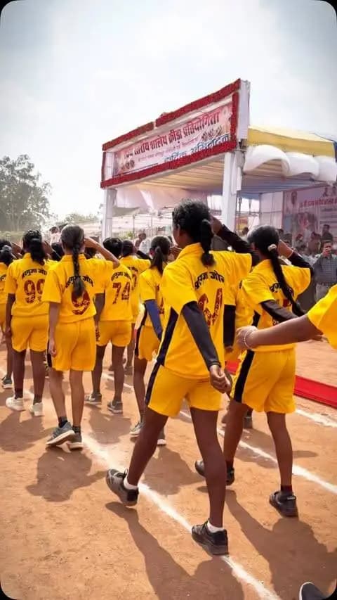 उप मुख्यमंत्री एवं कवर्धा विधायक श्री विजय शर्मा ने कवर्धा के स्वामी करपात्री जी स्टेडियम में 26वीं राज्य स्तरीय शालेय क्रीड़ा प्रतियोगिता-2026 का शुभारंभ किया। 13 से 16 अक्टूबर तक आयोजित प्रतियोगिता में प्रदेश के पांचों जोन के 440 खिलाड़ी हिस्सा ले रहे हैं।
वॉलीबाल, सॉफ्टबाल और हैंडबाल स्पर्धाओं में खिलाड़ी अपनी प्रतिभा का प्रदर्शन करेंगे। उप मुख्यमंत्री श्री शर्मा ने खिलाड़ियों को मेहनत, लगन और समर्पण के साथ खेलकर सर्वश्रेष्ठ प्रदर्शन करने के लिए प्रेरित किया।
#SchoolSports #SportsCompetition #VijaySharma #Sportsmanship #Kabirdham