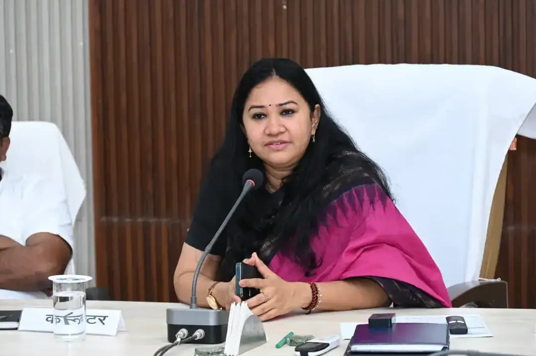कलेक्टर श्रीमती पद्मिनी भोई साहू ने समय-सीमा बैठक में सड़क निर्माण, धान खरीदी, किसान पंजीयन, आवास एवं ग्रामीण रोजगार की समीक्षा की। उन्होंने 15 अक्टूबर के बाद सड़क निर्माण एवं मरम्मत कार्यों में तेजी लाने के निर्देश दिए। सारंगढ़–सरायपाली मार्ग पर 21 अक्टूबर से कार्य शुरू होगा। वहीं भीखमपुरा की सपेरा बस्ती के परिवारों को 15 शासकीय योजनाओं एवं सेवाओं से जोड़ने विशेष शिविर लगाने के निर्देश दिए।