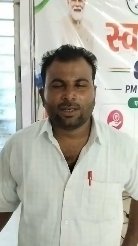 श्री प्रमोद कुमार अहिरवार को मिला प्रधानमंत्री स्वनिधि योजना का लाभ
--
नगर परिषद पलेरा निवासी श्री प्रमोद कुमार अहिरवार ने प्रधानमंत्री स्वनिधि योजना का लाभ लेकर स्वयं का व्यवसाय स्थापित किया, जिससे श्री प्रमोद का व्यापार ठीक चल रहा है।
श्री प्रमोद कुमार अहिरवार ने बताया कि कि प्रधानमंत्री स्वनिधि योजना से लोन लेकर अपने व्यवसाय को और अधिक व्यवस्थति तरीके से स्थापित किया गया, जिससे मेरी आर्थिक स्थिति में सुधार आया है। इसके लिये मैं प्रधानमंत्री श्री नरेन्द्र मोदी जी को धन्यवाद देता हूं।
#SevaSankalpAbhiyan
#सेवा_संकल्प_अभियान
#JansamparkMP
#Jansamparktikamgarh
#tikamgarh