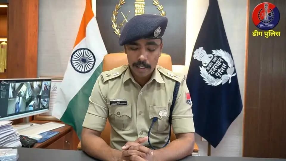 पुलिस अधीक्षक शरण गोपीनाथ के.के निर्देशन मे Operation #CountDown के तहत #डीग पुलिस की कार्यवाही
साइबर ठगी के मामले में वांछित आरोपी गिरफ्तार
आरोपी के कब्जे से 0.32 mm की हस्तनिर्मित पिस्टल,7 जिंदा कारतूस,3 मोबाइल व बाईक सहित अन्य सामग्री की गई थी जब्त
#DeegPolice #RajasthanPolicePhysical CMO Rajasthan Bhajanlal Sharma
Rajasthan Police