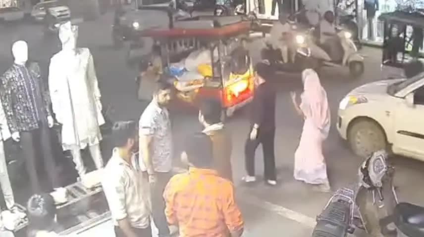 ग्वालियर गिर्द: जनकगंज में पैसों के विवाद पर शोरूम कर्मचारी पर चाकू से ताबड़तोड़ वार, वारदात CCTV में कैद
