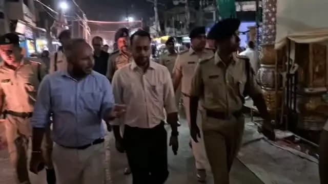 जिलाधिकारी एवं वरीय पुलिस अधीक्षक ने छपरा के प्रमुख दुर्गा पूजा पंडालों का किया निरीक्षण, सुरक्षा मानकों के अनुपालन का दिया निर्देश
जिलाधिकारी सारण श्री वैभव श्रीवास्तव एवं वरीय पुलिस अधीक्षक सारण श्री रौशन कुमार ने आज संध्या छपरा नगर निगम क्षेत्र अंतर्गत पंकज सिनेमा रोड, नगरपालिका चौक, गांधी चौक, नेहरू चौक, तेलपा स्टैंड एवं श्यामचक स्थित प्रमुख दुर्गा पूजा पंडालों का स्थलीय निरीक्षण किया। इस दौरान उन्होंने पूजा आयोजकों को श्रद्धालुओं की सुरक्षा, भीड़ प्रबंधन एवं विधि-व्यवस्था के दृष्टिकोण से सभी आवश्यक व्यवस्थाएं सुनिश्चित करने का निर्देश दिया।
निरीक्षण के क्रम में पंडालों के अंदर एवं बाहर पर्याप्त संख्या में सीसीटीवी कैमरे लगाने, महिला एवं पुरुष श्रद्धालुओं के लिए मजबूत बल्ले अथवा स्टील पिलर से बैरिकेडिंग करने तथा प्रवेश एवं निकास द्वार अलग-अलग रखने का निर्देश दिया गया। साथ ही, पंडालों में दिन एवं रात्रि के समय कार्यक�