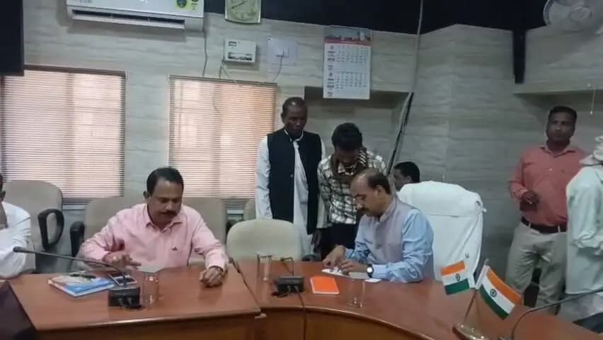 *कलेक्ट्रेट में आयोजित साप्ताहिक जनसुनवाई में सीईओ जिला पंचायत ने सुनीं आमजन की समस्याएं*
*मौके पर निराकरण योग्य प्रकरणों का किया समाधान, शेष आवेदनों पर समय-सीमा में कार्रवाई के निर्देश*
आज मंगलवार को कलेक्ट्रेट सभाकक्ष में सीईओ जिला पंचायत श्री दिव्यांशु चौधरी की अध्यक्षता में साप्ताहिक जनसुनवाई आयोजित की गई। जनसुनवाई में नागरिकों की समस्याओं एवं शिकायतों को गंभीरता और संवेदनशीलता के साथ सुना गया। सीईओ जिला पंचायत ने संबंधित अधिकारियों को प्राप्त आवेदनों का परीक्षण कर निर्धारित समय-सीमा में गुणवत्तापूर्ण एवं संतोषजनक निराकरण सुनिश्चित करने के निर्देश दिए। इस दौरान निराकरण योग्य प्रकरणों का मौके पर ही समाधान किया गया, जबकि अन्य आवेदनों पर आवश्यक कार्रवाई के लिए संबंधित अधिकारियों को निर्देशित किया गया। जनसुनवाई में अपर कलेक्टर श्री जे.पी. यादव, संयुक्त कलेक्टर सुश्री भारती मेरावी, एसडीएम डिंडौरी श्री रामबाबू देवांगन सहित विभिन्न विभागों के अधिकारी उपस्थित रहे।
*अतिक्रमण, नियुक्ति में अनियमितता एवं विद्युत लाइन शिफ्टिंग के आवेदन प्राप्त*
जनसुनवाई में ग्राम मझियाखार निवासी श्री महेश प्रसाद चौरसिया ने शासकीय भूमि पर अतिक्रमण कर मार्ग बंद किए जाने की शिकायत की। उन्होंने आवेदन में प्रशांत चौरसिया द्वारा शासकीय भूमि पर अतिक्रमण किए जाने की बात कही। इस पर सीईओ जिला पंचायत ने एसडीएम बजाग को प्रकरण की जांच कर समस्या का समाधान करने के निर्देश दिए। गोरखपुर निवासी आवेदिका श्रीमती हीरा टांडिया ने प्राथमिक शाला दपकी टोला, संकुल केंद्र मूसामुंडी, विकासखंड करंजिया में अतिथि शिक्षक की नियुक्ति में पक्षपात करते हुए अपात्र अभ्यर्थी को नियुक्त किए जाने की शिकायत प्रस्तुत की। इस पर संबंधित अधिकारी को मामले की जांच कर आवश्यक कार्रवाई करने के निर्देश दिए गए। इसी प्रकार ग्राम पंचायत पड़रिया कला, जनपद पंचायत डिंडौरी के सरपंच एवं ग्रामीणों ने निर्माणाधीन अन्न भंडारण गोदाम के ऊपर से गुजर रही विद्युत लाइन को शिफ्ट कराने की मांग की। ग्रामीणों ने बताया कि मुख्य विद्युत लाइन भवन के ऊपर से गुजरने के कारण निर्माण कार्य प्रभावित हो रहा है। इस पर कार्यपालन यंत्री, विद्युत विभाग को आवश्यक कार्रवाई करने के निर्देश दिए गए।
*पेयजल समस्या एवं शासकीय भूमि पर अतिक्रमण की शिकायतों पर कार्रवाई के निर्देश*
ग्राम झांखी, जनपद पंचायत समनापुर के ग्रामीणों ने नल-जल योजना के अधूरे कार्य एवं पेयजल समस्या से अवगत कराया। ग्रामीणों के अनुसार, योजना के तहत ठेकेदार द्वारा दो बोर कराए गए थे, जिनमें से एक में मोटर डालते समय अंदर गिर गई। इसके अतिरिक्त पाइपलाइन का कार्य भी अधूरा है तथा बैगा टोला में पाइपलाइन क्षतिग्रस्त होने से ग्रामीणों को शुद्ध पेयजल नहीं मिल पा रहा है। इस पर कार्यपालन यंत्री, लोक स्वास्थ्य यांत्रिकी विभाग (पीएचई) को प्रकरण की जांच कर पेयजल समस्या का निराकरण सुनिश्चित करने के निर्देश दिए गए।
ग्राम बंगवार के ग्रामीणों ने शासकीय भूमि पर कथित अतिक्रमण की शिकायत करते हुए बताया कि गांव में शासकीय भवन एवं खेल मैदान के लिए रखी गई लगभग 7 एकड़ भूमि पर अवैध निर्माण किया जा रहा है। ग्रामीणों के अनुसार, संबंधित भूमि पर आठ कमरों के मकान का पिलंथ तैयार किया गया है तथा लगभग 50 से 60 डिसमिल भूमि पर मकान बनाकर निवास किया जा रहा है। इससे स्कूली बच्चों को खेल गतिविधियों में परेशानी हो रही है। इस पर तहसीलदार डिंडौरी को प्रकरण की जांच कर आवश्यक कार्रवाई एवं समस्या का समाधान करने के निर्देश दिए गए।
*जनसमस्याओं का समय-सीमा में निराकरण सुनिश्चित करें अधिकारी: सीईओ जिला पंचायत*
सीईओ जिला पंचायत श्री दिव्यांशु चौधरी ने कहा कि जनसुनवाई का उद्देश्य आमजन की समस्याओं का त्वरित, पारदर्शी एवं संतोषजनक समाधान सुनिश्चित करना है। उन्होंने अधिकारियों को निर्देशित किया कि प्रत्येक आवेदन को गंभीरता से लेते हुए उसका नियमानुसार परीक्षण करें तथा निर्धारित समय-सीमा में गुणवत्तापूर्ण निराकरण सुनिश्चित करें, ताकि नागरिकों को समय पर राहत मिल सके।
*जनसुनवाई में नागरिकों को मिली स्वास्थ्य जांच की सुविधा*
जनसुनवाई में अपनी समस्याएं लेकर पहुंचे नागरिकों के लिए स्वास्थ्य विभाग द्वारा स्वास्थ्य जांच की सुविधा भी उपलब्ध कराई गई। इस दौरान नागरिकों का रक्तचाप, मधुमेह सहित आवश्यक स्वास्थ्य परीक्षण किया गया। स्वास्थ्य विभाग की टीम ने जांच के आधार पर आवश्यक परामर्श देते हुए स्वस्थ जीवनशैली अपनाने तथा नियमित स्वास्थ्य जांच कराने की जानकारी दी। जनसुनवाई के साथ स्वास्थ्य सेवाएं उपलब्ध होने से नागरिकों को एक ही स्थान पर अपनी समस्याएं प्रस्तुत करने के साथ स्वास्थ्य जांच की सुविधा का लाभ भी मिला।
#Dindori #DindoriDistrict #MadhyaPradesh #Jansunwai #PublicGrievanceRedressal #DivyanshuChaudhary #DistrictAdministration #PublicService #GrievanceRedressal #GoodGovernance #DrinkingWater #ElectricityDepartment #HealthCheckup #collectordindori #JansamparkDindori