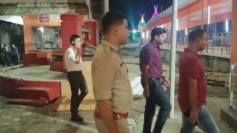 दुर्गा पूजा मेला, रावण वध कार्यक्रम एवं विसर्जन शोभा यात्रा को भक्तिपूर्ण माहौल में शांतिपूर्ण, सुरक्षित एवं व्यवस्थित तरीके से संपन्न कराने के उद्देश्य से जिलाधिकारी निखिल धनराज निप्पाणीकर एवं पुलिस अधीक्षक सैयद इमरान मसूद ने बीती देर रात बड़ी दुर्गा, चंडिका स्थान सहित विभिन्न प्रमुख स्थलों का स्थलीय निरीक्षण किया। इस दौरान उन्होंने पूजा स्थलों एवं आसपास के क्षेत्रों में भीड़ नियंत्रण, सुरक्षा व्यवस्था, यातायात प्रबंधन तथा विधि-व्यवस्था संधारण से संबंधित तैयारियों का जायजा लिया। मौके पर नगर आयुक्त पार्थ गुप्ता, सदर अनुमंडल पदाधिकारी कुमार अभिषेक, सदर अनुमंडल पुलिस पदाधिकारी अभिषेक आनंद, यातायात डीएसपी प्रभात रंजन सहित अन्य संबंधित पदाधिकारी उपस्थित थे।
निरीक्षण के क्रम में जिलाधिकारी एवं पुलिस अधीक्षक ने संबंधित पदाधिकारियों को निर्देश दिया कि पूजा एवं मेले के दौरान श्रद्धालुओं की संभावित भीड़ को देखते हुए सभी आवश्यक व्यवस्थाएं सुदृढ़ रखी जाएं। प्रमुख पूजा स्थलों विशेष कर बड़ी दुर्गा, बड़ी काली, छोटी दुर्गा, छोटी काली, चंडिका स्थान एवं अन्य भीड़भाड़ वाले क्षेत्रों में पर्याप्त सुरक्षा बलों की तैनाती, सुचारु यातायात व्यवस्था तथा श्रद्धालुओं के सुरक्षित आवागमन को प्राथमिकता दी जाए। साथ ही, संवेदनशील स्थलों पर विशेष सतर्कता बरतने एवं किसी भी आपात स्थिति से निपटने के लिए आवश्यक तैयारी सुनिश्चित करने का निर्देश दिया गया। प्रशासन द्वारा साफ-सफाई, प्रकाश व्यवस्था, आवागमन मार्गों की सुगमता तथा भीड़ प्रबंधन पर विशेष ध्यान देने की आवश्यकता पर भी बल दिया गया, ताकि श्रद्धालुओं को पूजा-अर्चना एवं मेला भ्रमण के दौरान किसी प्रकार की असुविधा न हो। उन्होंने बड़ी दुर्गा परिसर में श्रद्धालुओं के प्रवेश एवं निकास पॉइंट पर विशेष निगरानी रखने तथा श्रद्धालुओं एवं स्थानीय लोगों को इसमें सहयोग की अपील की।
जिला प्रशासन की श्रद्धालुओं एवं आम नागरिकों से अपील है कि वे दुर्गा पूजा एवं विसर्जन के दौरान निर्धारित मार्गों एवं प्रशासनिक दिशा-निर्देशों का पालन करें, यातायात व्यवस्था बनाए रखने में सहयोग करें तथा किसी भी प्रकार की अफवाह पर ध्यान न दें। पर्व को शांतिपूर्ण एवं सौहार्दपूर्ण वातावरण में संपन्न कराने के लिए प्रशासन एवं पुलिस पूरी तरह सजग एवं प्रतिबद्ध हैं।
#BiharGovernment
#CMSamrat
#samratchoudhary
#samratforbihar