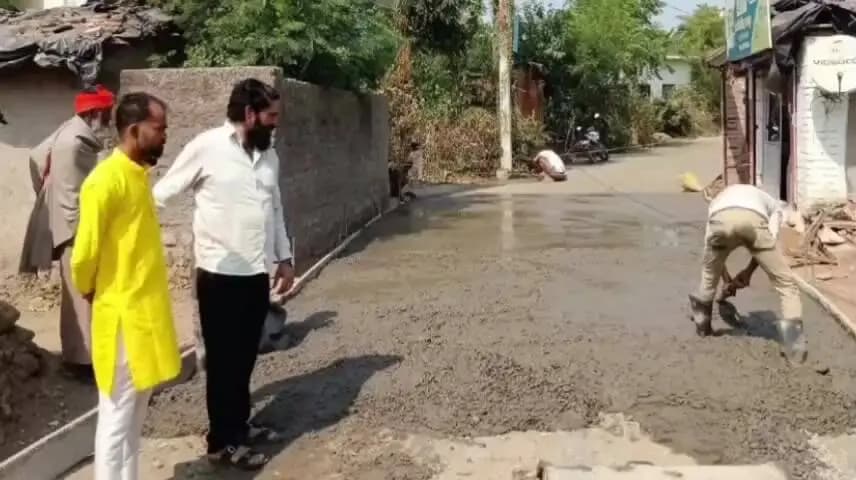 पिपरई: वार्ड क्रमांक तीन में पार्षद ने किया निर्माणाधीन सीसी रोड का निरीक्षण
