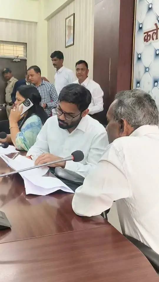 जिला स्तरीय #जनसुनवाई मंगलवार को कलेक्टर कार्यालय सभा कक्ष में 64 आवेदकों की जनसुनवाई करते हुए संबंधित विभागों को आवेदनों के निराकरण के लिए निर्देशित किया।
#मंदसौर
#Mandsaur