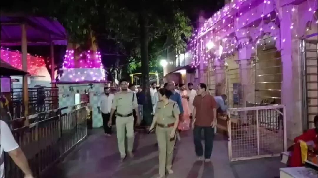 दतिया नगर: नवरात्रि के तीसरे दिन मंत्री तुलसी सिलावट मां पीतांबरा के दरबार पहुंचे, दर्शन किए और वनखंडेश्वर महादेव पर जलाभिषेक किया