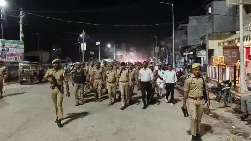 मंझनपुर: त्योहारों को लेकर अलर्ट पुलिस, एसपी ने मंझनपुर में पैदल गश्त कर बाजारों और भीड़भाड़ वाले इलाकों में सुरक्षा का लिया जायजा