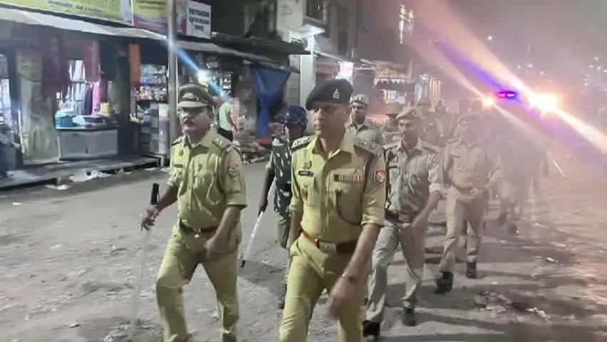 अतरौली: छर्रा में एसपी ग्रामीण ने पैदल गश्त की, रामलीला मैदान और गल्ला मंडी की सुरक्षा व्यवस्था परखी