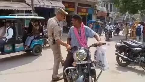 जौनपुर: पुलिस अधीक्षक के निर्देश पर यातायात पुलिस ने दो पहिया और चार पहिया वाहनों का सघन चेकिंग अभियान चलाया