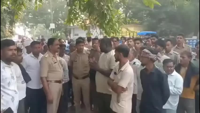 तिलहर: नवीन गल्ला मंडी में ट्रैक्टर-ट्रॉली से दबकर मजदूर की मौत, पुलिस के आश्वासन के बाद मंडी का मुख्य गेट खोला गया