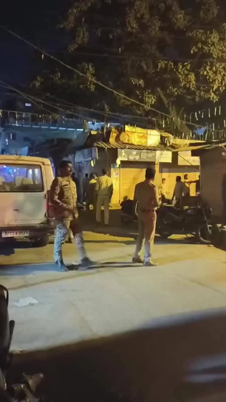 दतिया नगर: दतिया के भटियारा मोहल्ले में कोतवाली पुलिस ने अवैध पेट्रोल बिक्री पर की कार्रवाई, 3 लोगों से 16 लीटर पेट्रोल जब्त