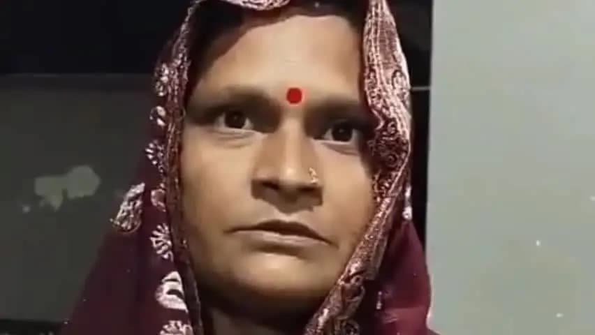 मिर्ज़ापुर: बिरोही गांव में भाभी जी प्रसाद ले लीजिए कहकर झोले में रखे रुपए, महिला का पैर छूकर भागा युवक, गिनने पर निकले ₹80,000