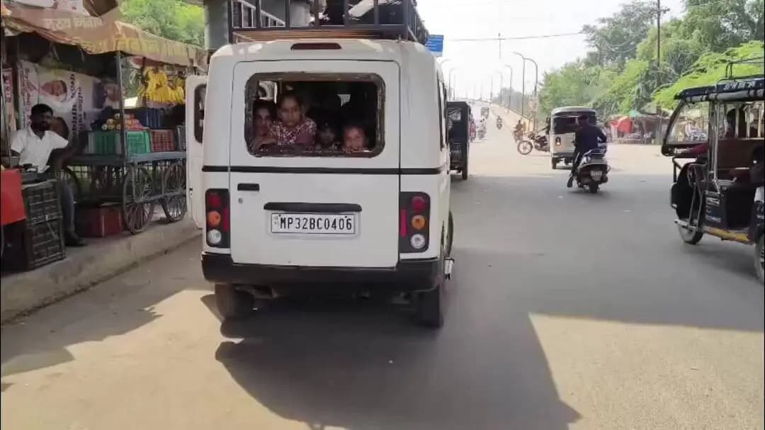दतिया नगर: झांसी चुंगी पर यातायात प्रभारी हिमांशु तिवारी ने ऑटो में ठूंसकर भरे 26 स्कूली बच्चे पकड़े, वाहन जब्त