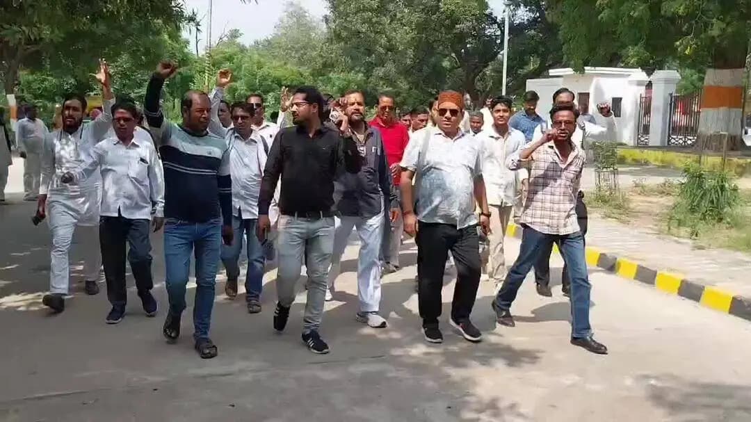 कन्नौज: दिल्ली में पत्रकारों पर लाठीचार्ज से आक्रोश, कन्नौज में DM कार्यालय पहुंचकर ज्ञापन सौंपा