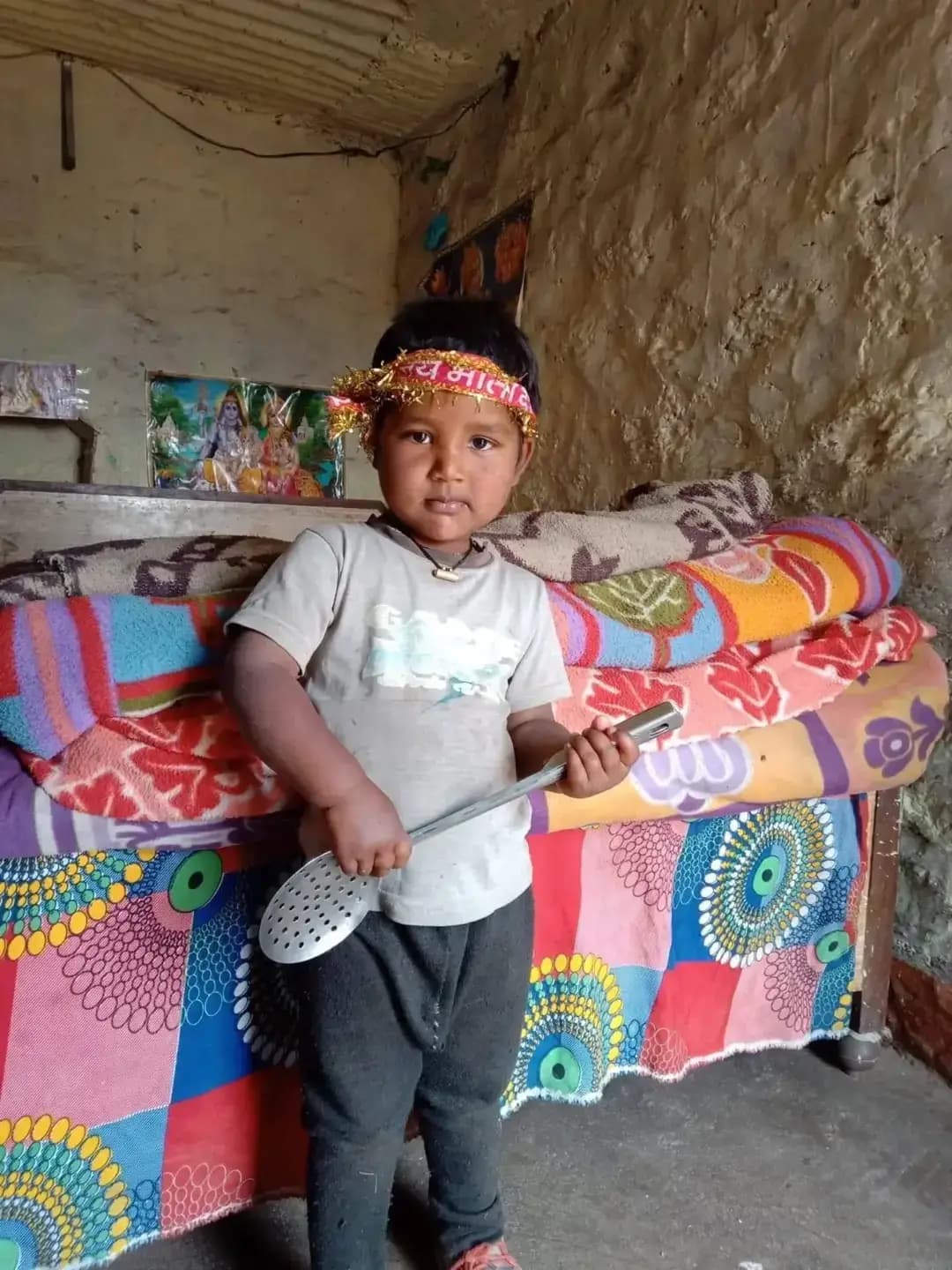 एक मासूम चला गया… लेकिन अपने पीछे कई सवाल छोड़ गया।
पिथौरागढ़ के गंगोलीहाट क्षेत्र के भंडारीगांव में आज शाम करीब 4 बजे एक तेंदुआ 8 साल के मासूम बच्चे को उसके घर के बाहर से उठा ले गया।
वक्त शाम का था…
अंधेरी रात नहीं।
जंगल के भीतर नहीं।
बल्कि अपने घर से कुछ ही कदम की दूरी पर।
परिवार कुछ समझ पाता, उससे पहले तेंदुआ बच्चे को लेकर भाग गया। करीब 200 मीटर दूर बच्चे का शव बरामद हुआ।
सबसे ज्यादा दर्दनाक बात यह है कि गांव ने एक सप्ताह पहले ही खतरे की चेतावनी दे दी थी। ग्राम प्रधान ने तेंदुए की मौजूदगी को लेकर जिलाधिकारी को पत्र लिखकर कार्रवाई की मांग की थी।
एक पत्र लिखा गया था…
मदद की उम्मीद में।
लेकिन उस पत्र पर कार्रवाई होने से पहले ही एक मां की गोद सूनी हो गई।
पहाड़ों में अक्सर यही कहानी दोहराती है—
पहले ग्रामीण खतरे की सूचना देते हैं,
फिर इंतजार होता है,
फिर कोई हादसा होता है,
फिर पिंजरा आता है…
और आखिर में मुआवजे का चेक।
लेकिन एक बच्चे की जिंदगी की कीमत क्या कोई मुआवजा चुका सकता है?
जब खतरे की जानकारी पहले से थी, तो कार्रवाई पहले क्यों नहीं हुई? एक गांव को अपनी बात सुनाने के लिए आखिर कितनी बार पत्र लिखना पड़ेगा? और जब चेतावनी के बावजूद किसी मासूम की जान चली जाए, तो उसकी जिम्मेदारी कौन लेगा?
आज एक घर का चिराग बुझ गया है।
एक मां ने अपना लाल खो दिया है।
एक परिवार की दुनिया उजड़ गई है।
उस मासूम के लिए सिर्फ संवेदना नहीं… जवाब भी चाहिए।
ईश्वर दिवंगत मासूम की आत्मा को शांति दे और उसके परिवार को इस असहनीय दुख को सहने की शक्ति प्रदान करे।
ॐ शांति। 🙏
