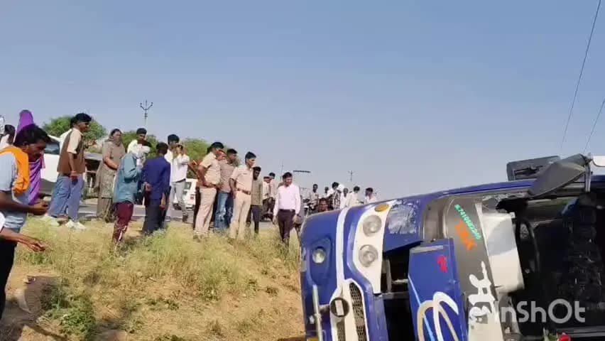 कोटड़ी: सवाईपुर में टायर फटने से निजी बस पलटी, कई यात्री हुए घायल