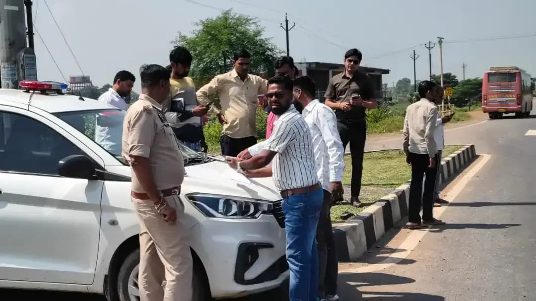 यात्री बसों की सघन चेकिंग सड़कों पर सुरक्षा सुनिश्चित करने के लिए परिवहन विभाग की बड़ी कार्रवाई।
परिवहन आयुक्त के निर्देश पर महासमुन्द के रायपुर रोड में यात्री बसों का विशेष जांच अभियान चलाया गया। जिला परिवहन अधिकारी श्री प्रतीक शुक्ला की टीम ने ड्राइविंग लाइसेंस, फिटनेस, प्रदूषण, बीमा और परमिट जैसे अहम दस्तावेजों और सुरक्षा मानकों की बारीकी से जांच की।
जांच में खामियां मिलने पर 09 बसों पर मोटरयान अधिनियम के तहत कार्रवाई की गई और 19,600 रुपये का जुर्माना वसूला गया। बस संचालकों को सभी दस्तावेज अपडेट रखने के सख्त निर्देश दिए गए हैं।
#RoadSafety
#road #trasnporte
#chhattisgarh
#mahasamund