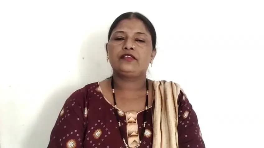 बालाघाट की गीता की कहानी : 1500 रुपये ने दिया आत्मसम्मान, बेटी पहुंची राज्य स्तर तकबालाघाट - बालाघाट की निवासी गीता के लिए मुख्यमंत्री लाड़ली बहना योजना सिर्फ आर्थिक सहायता नहीं, बल्कि आत्मसम्मान और आत्मनिर्भरता की कहानी बन गई है।गीता बताती हैं कि मुख्यमंत्री लाड़ली बहना योजना के तहत उन्हें प्रति माह 1500 रुपये की राशि सीधे उनके खाते में प्राप्त हो रही है।पहले अपनी छोटी-छोटी जरूरतों और बेटियों की इच्छाओं को पूरा करने के लिए उन्हें परिवार के सामने हाथ फैलाना पड़ता था। चाह कर भी वे अपनी और अपनी बेटियों की कई इच्छाएं पूरी नहीं कर पाती थीं। बेटी को खेलने जाने, कपड़े या जूते लेने के लिए भी अनुमति लेनी पड़ती थी।लेकिन आज स्थिति बदल गई है। गीता कहती हैं - "आज मैं इतनी स्वतंत्र हूँ कि मैं अपने खाते से खुद राशि निकालकर अपनी बच्चियों की तैयारी खुद कर देती हूँ।"इसी राशि और हिम्मत से उनकी बेटी आज राज्य स्तरीय खेल प्रतियोगिता तक पहुंच गई है और आगे भी पढ़ाई और खेल में बढ़ रही है।इस बदलाव का सारा श्रेय गीता अपने भाई, मुख्यमंत्री डॉ. मोहन यादव जी को देती हैं और लाड़ली बहना योजना के लिए हृदय से धन्यवाद व्यक्त करती हैं।1500 रुपये की छोटी सी राशि ने गीता को गौरवान्वित और उत्साहित महसूस कराया है, और उनकी बेटियों के सपनों को नई उड़ान दी है।
#CMMadhyaPradesh #JansamparkMP #mp_wcdmp