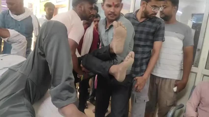 दतिया नगर: ट्रक ने बस में मारी टक्कर, 20 के करीब यात्री घायल; जिला चिकित्सालय में डॉक्टरों ने दी जानकारी