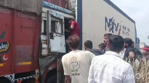 अजीतमल: ओवरटेक के दौरान कंटेनर में घुसा ट्रक, केबिन में फंसे चालक को एक घंटे की मशक्कत के बाद निकाला गया, सीएचसी में उपचार