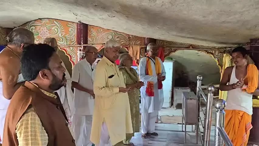 पाकरटांड: रामरेखा धाम पहुंचे विश्व हिंदू परिषद के अंतरराष्ट्रीय अध्यक्ष, पूजा पाठ कर विश्व शांति का कर किया कामना