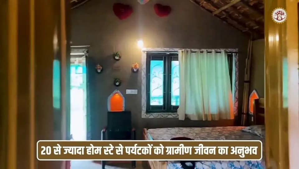 *इंदौर के पास तैयार हो रहा वीकेंड पिकनिक और जंगल कैंपिंग डेस्टिनेशनेशन*
----
*आदर्श पर्यटन गांव में बारहमासी सड़क हुई तैयार, एक नदी पर 4 ब्रिजों का काम शीघ्र होगा प्रारंभ*
----
*मुंह में घुल जाने वाली मिठाई के लिए प्रसिद्ध है कालाकुंड*
----
*एमपीआरआरडीए ने बनाई बारहमासी सड़क, जल्द शुरू होगा एक नदी पर 4 ब्रिजों का निर्माण*
----
*कलेक्टर श्री शिवम वर्मा ने 30 मई को यहां की थी रात्रि चौपाल, ग्रामीणों ने नदी पर ब्रिज निर्माण के लिए उठाई थी मांग*
इंदौर से 20 किमी दूर स्थित कालाकुंड अपनी प्राकृतिक वादियों और शांत आदिवासी गांव अपनी अनोखी मिठाई कलाकंद के लिए प्रसिद्ध है। साथ ही यह वीकेंड पिकनिक और जंगल कैंपिंग डेस्टिनेशन के लिए पर्याप्त विशेषता वाले आदर्श पर्यटन ग्राम के रूप में विकसित हो रहा है। घने और वन औषधियों से भरे जंगल को बचाते हुए यहां एमपीआरआरडीए द्वारा लगभग 10 किमी.की सड़क का काम पूरा किया जा चुका है। यहां की सौंदर्य को निखारने वाले नदी पर ब्रिज नहीं बनने से पहाड़ी नदी के कारण कई दुर्घटनाएं हो चुकी है, इस कारण यहां पर्यटक आने से बचते है। महाप्रबंधक श्री लोकेंद्र मंडलोई ने बताया कि वन औषधियों से भरपूर इस क्षेत्र के घने जंगल को बचाते हुए सड़क का निर्माण कार्य वर्ष 2024 में पूरा हुआ। 30 मई को इसी गांव में कलेक्टर श्री शिवम वर्मा ने रात्रि चौपाल लगाई थी। इस दौरान ग्रामीणों की पहली सबसे अहम मांग ब्रिज निर्माण की थी। इस मांग को पूरा करने के लिए निविदा प्रक्रिया चल रही है। अब इसी वर्ष यहां ब्रिज का निर्माण प्रारंभ करने की स्थिति तक पहुँच गए है।
*पर्यटकों के लिए हेरिटेज ट्रैन के अलावा सड़क मार्ग भी होगा विकल्प*
विंध्यांचल पर्वत श्रेणी की पहाड़ियों के बीच बसे 7 से अधिक आदिवासी गांवों में 20 से अधिक होम स्टे बने हुए है। यहां बड़ी संख्या में पर्यटक ग्रामीण परिवेश की जीवन चर्चा का आनंद की अनुभूति का अहसास करने पहुंचते है। यहां के लिए पातालपानी से हेरिटेज ट्रेन से पर्यटक तो आते ही है, लेकिन जो अपने निजी चार पहिया वो दो पहिया वाहन से ब्रिज नहीं होने से बारिश में पहुंच नहीं पाते। इसके अलावा ग्रामीण आदिवासियों का बारिश में शहर से संपर्क कट जाता है। ऐसे के ब्रिज बनने से बड़ी आबादी भी इस विकल्प का उपयोग कर पाएगी।
*गाय और भैंस के दूध बनी कलाकंद विशेष आकर्षण*
कालाकुंड गांव के कई गाय और भैंस पशुपालक कलाकंद बनाने में जुटे है। गाय और भैंस के शुद्ध दूध व कम शक्कर से पारंपरिक तरीके बनने वाली दानेदार कलाकंद मुंह में घुल जाने वाली मिठाई है। इस गांव को आदर्श पर्यटन ग्राम बनाने की दिशा में शासन प्रशासन द्वारा लंबे प्रयास से किए जा रहे है। घने जंगल और वनौषधियों को बचाते हुए, यहां बारह मासी सड़क का निर्माण कर लिया गया है।
*आंगनवाड़ियों, स्कूल, स्वास्थ्य केंद्र और राशन दुकानों तक ग्रामीणों की पहुंच होगी आसान*
4 ब्रिज बनने से यहां पहाड़ियों में बसे 8 गांवों के ग्रामीणों की पहुंच स्वास्थ्य केंद्र के अलावा स्कूल, आंगनवाड़ियों और राशन दुकानों तक पहुंच सुगमता से हो सकेंगीं। पहाड़ी नदी चोरल कभी भी बारिश होने मार्ग अवरुद्ध कर देती है। इससे हर समय आवागमन बाधित होता रहा है। यहाँ एक संभागीय स्काउट गाइड का कैंपिंग केंद्र भी बना है। जिसका समुचित उपयोग भी संभावित है। विभाग के महाप्रबंधक श्री मंडलोई ने बताया कि 4 ब्रिजों के निर्माण के लिए निविदाओं की प्रक्रिया पूर्ण हो चुकी है। इसी वर्ष निर्माण कार्य प्रारंभ कर दिया जायेगा।
#Homestay #RuralTourism #EcoTourism #MPTourism #JansamparkMP #indore #इंदौर
Madhya Pradesh Tourism #Kalakund
Indore Commissioner
JDjansampark Indore
CM Madhya Pradesh
Jansampark Madhya Pradesh