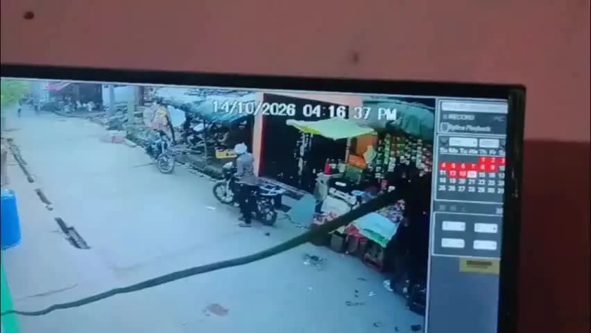 फिरोज़ाबाद: बाइक में पंचर लगवाते समय 50 हजार रुपये से भरा थैला चोरी, मचा हड़कंप, घटना का सीसीटीवी फुटेज आया सामने
