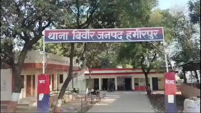 मौदहा: बिवांर थाना क्षेत्र में शराब के लिए रुपये न देने पर युवक पर लाठी-डंडों से हमला, पिता को बचाने आए दो बेटे भी हुए घायल