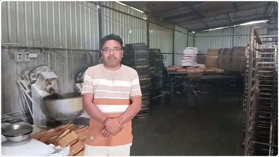 #सेवा_की_कहानी | आत्मनिर्भरता की नई मिसाल
आगर-मालवा के ग्राम खैरना के संजीव जैन ने PMFME योजना का लाभ लेकर ₹13.50 लाख की लागत से बेकरी यूनिट स्थापित की।
✅ ₹5.25 लाख का शासकीय अनुदान
💰 प्रतिमाह लगभग ₹80 हजार की शुद्ध आय
👥 15 लोगों को रोजगार
गांव में रहकर उद्यमिता और रोजगार सृजन की प्रेरक कहानी!
#सेवा_संकल्प_अभियान #SevaSankalpAbhiyan #PMFME #आत्मनिर्भरभारत #आगरमालवा #उद्यमिता
CM Madhya Pradesh
Jansampark Madhya Pradesh
Department of Horticulture, Madhya Pradesh
Ujjain Commissioner
