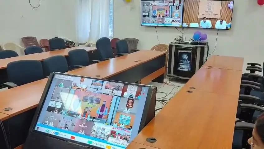 माननीय मुख्यमंत्री श्री सम्राट चौधरी की अध्यक्षता में मुख्यमंत्री सचिवालय स्थित संवाद भवन में आयोजित कार्यक्रम के दौरान कृषि इनपुट अनुदान योजना के तहत प्रभावित किसानों के बैंक खातों में प्रत्यक्ष लाभ अंतरण (DBT) के माध्यम से अनुदान राशि हस्तांतरित की गई।
Information & Public Relations Department, Government of Bihar CMO Bihar Samrat Choudhary