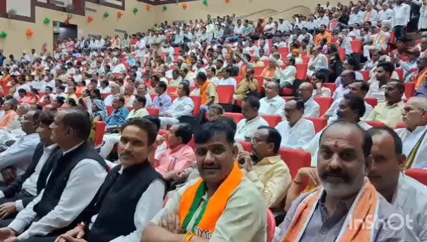 उरई: उत्तर प्रदेश की राजनीति में बयानबाजी, डिप्टी सीएम ने सपा व कांग्रेस को बताया प्राइवेट लिमिटेड कंपनी