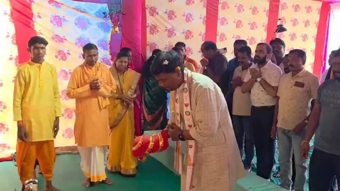 कोंडागांव: नवरात्रि पर मंत्री केदार कश्यप ने कोण्डागांव के विभिन्न देवी मंदिरों में पूजा-अर्चना की, क्षेत्र की खुशहाली की कामना की