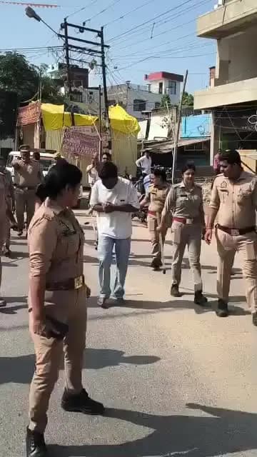 UP Crime News : प्रतापगढ़ में मनचलों का 'लाठी ट्रीटमेंट' ! CM Yogi | Breaking News
उत्तर प्रदेश के प्रतापगढ़ में महिलाओ