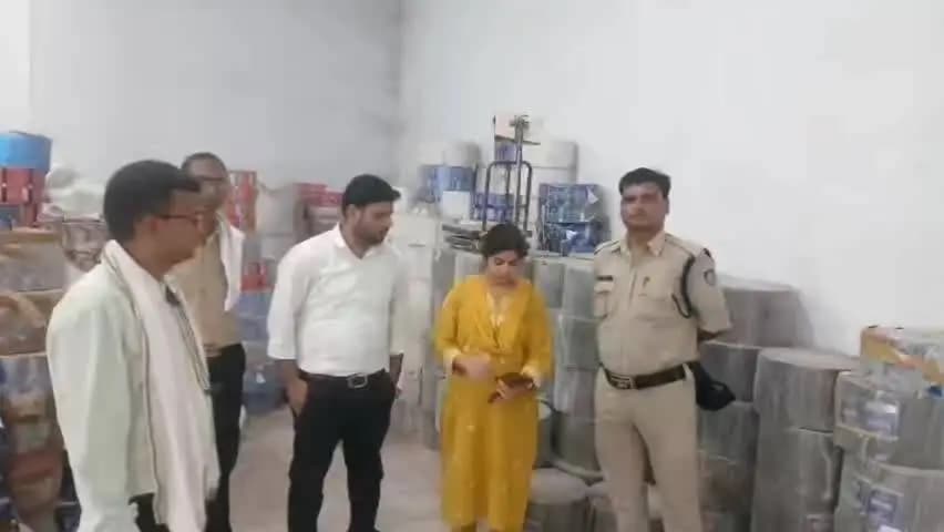 नौगांव: हरपालपुर में पान मसाला गोदाम पर छापा, 55 बोरियां माल व 250 बंडल सामग्री जब्त, 4 नमूने भोपाल भेजे