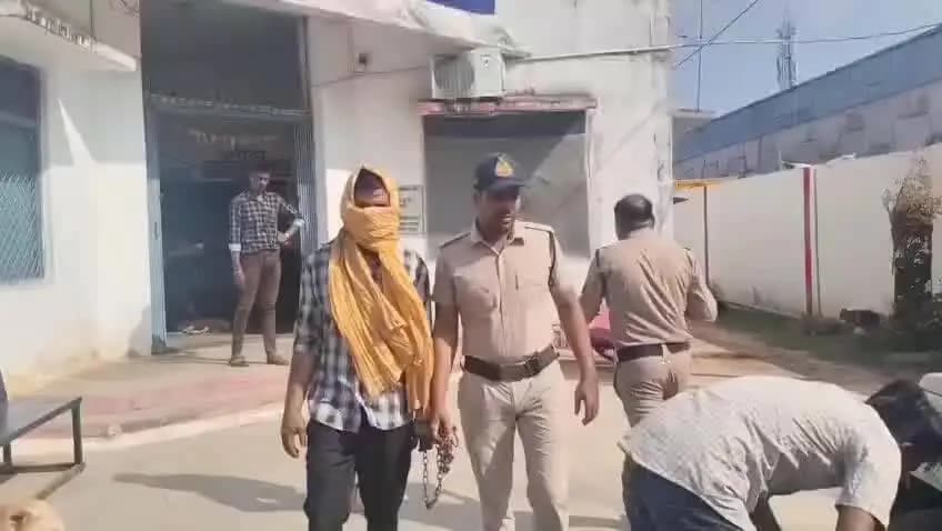 राजनगर: बागेश्वर महाराज की रथ यात्रा में श्रद्धालु से लूट का खुलासा, अंतर्राज्यीय अपराधी शनि शर्मा चाकू व लूटे सामान सहित गिरफ्तार