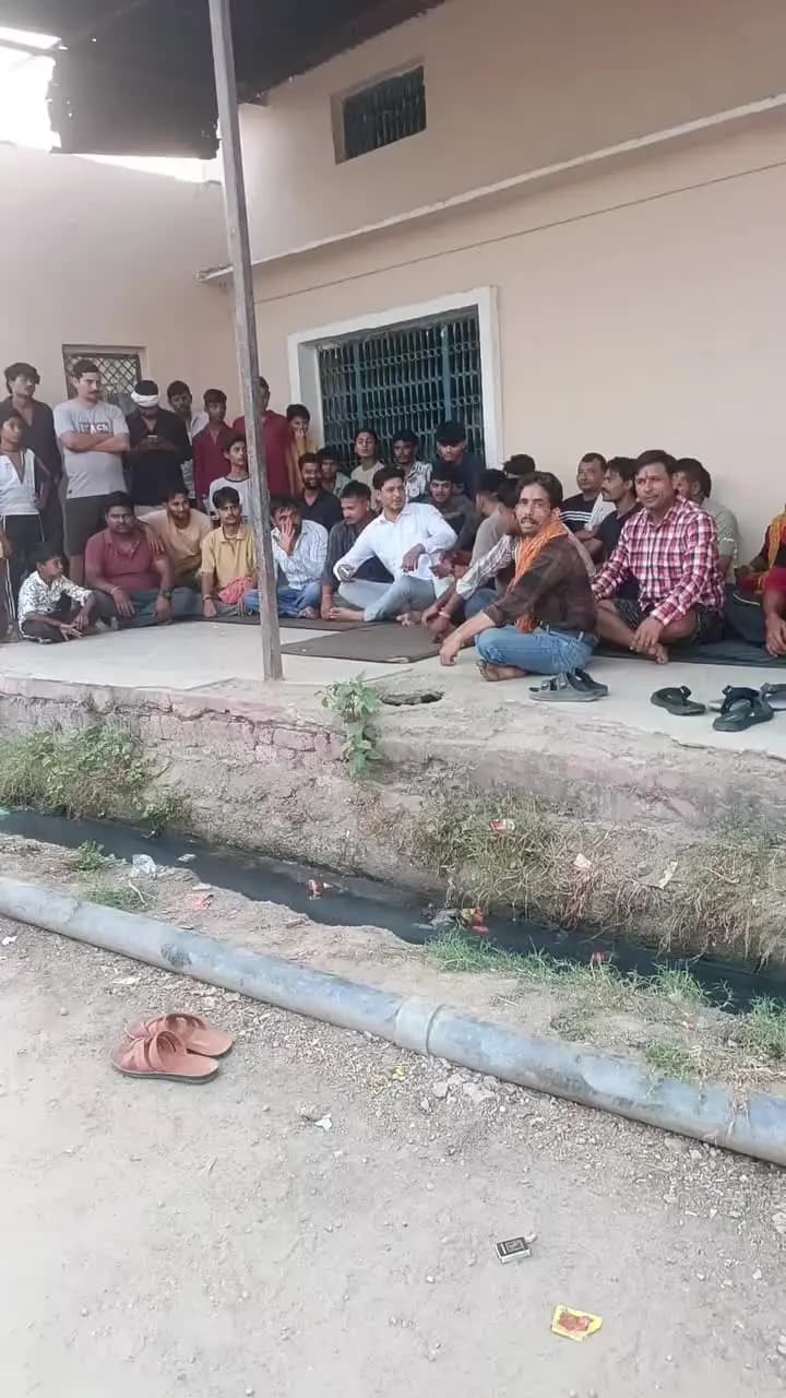 गाँव आन्यौर गोवर्धन परिक्रमा मार्ग में शुद्ध बिहारी मंदिर की तोड़ फोड़ को लेकर ग्राम पंचायत और गांव वासियों ने मिलकर धरना